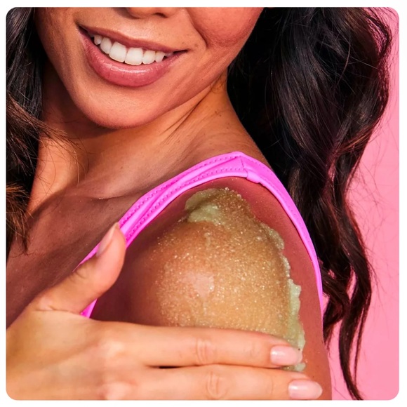 NWT Tree Hut Holiday Cheer (Limited Edition) Shea Sugar Body Scrub - 18oz - Picture 3 of 8